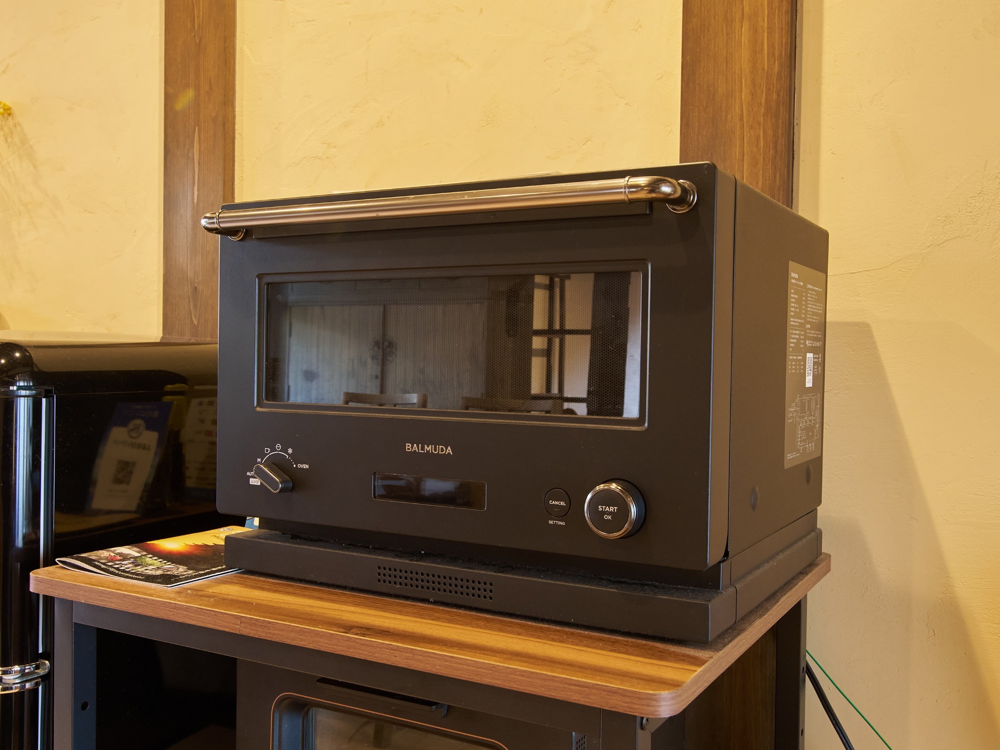 ・【キッチン備品】バルミューダのオーブンレンジ　いつでも温かい食事や飲み物がお楽しみいただけます