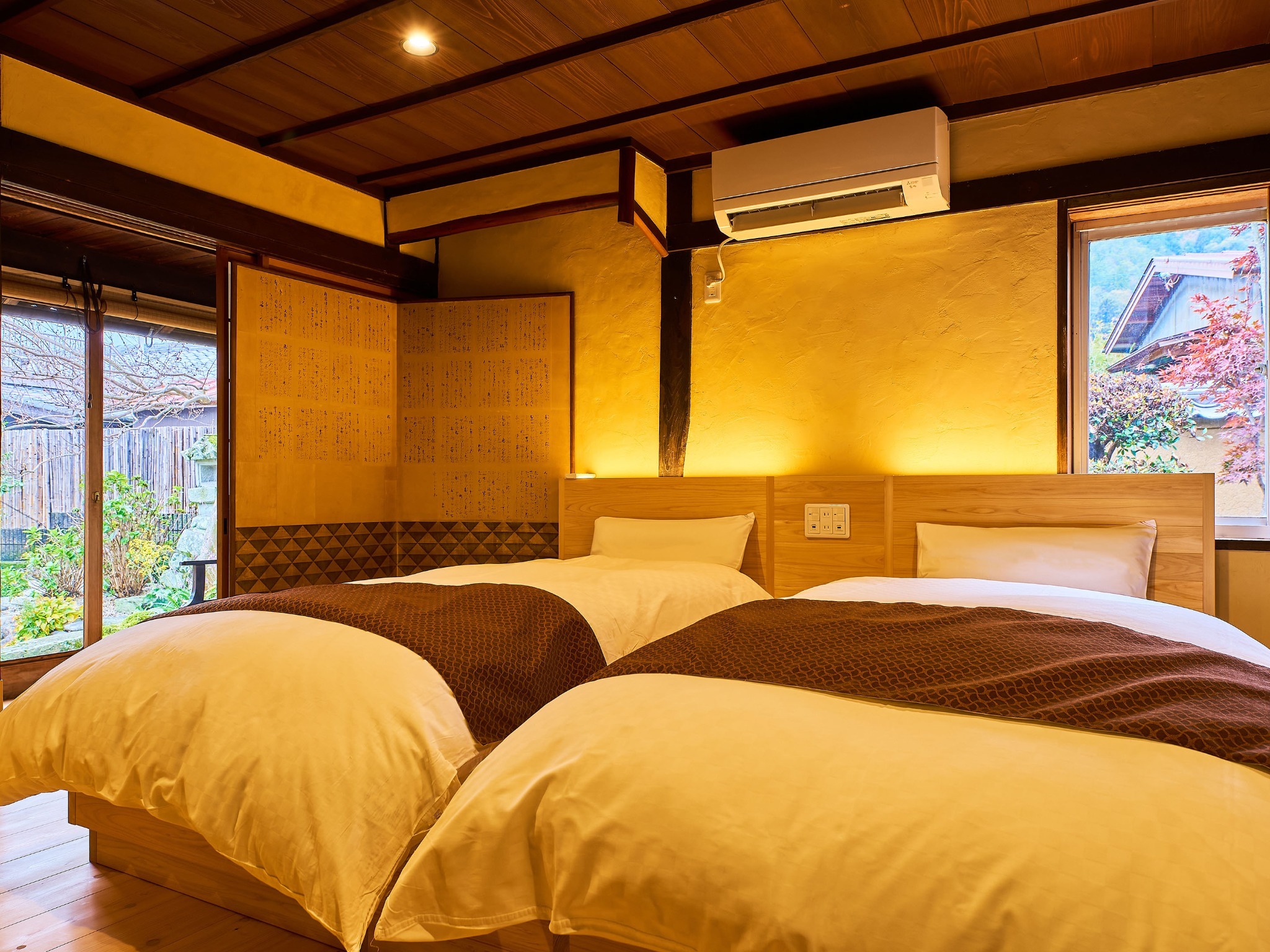 ・【主寝室】歴史が息づく建物の中のモダンな寝室　ベッドの枕元にはUSBコンセントもご用意しております