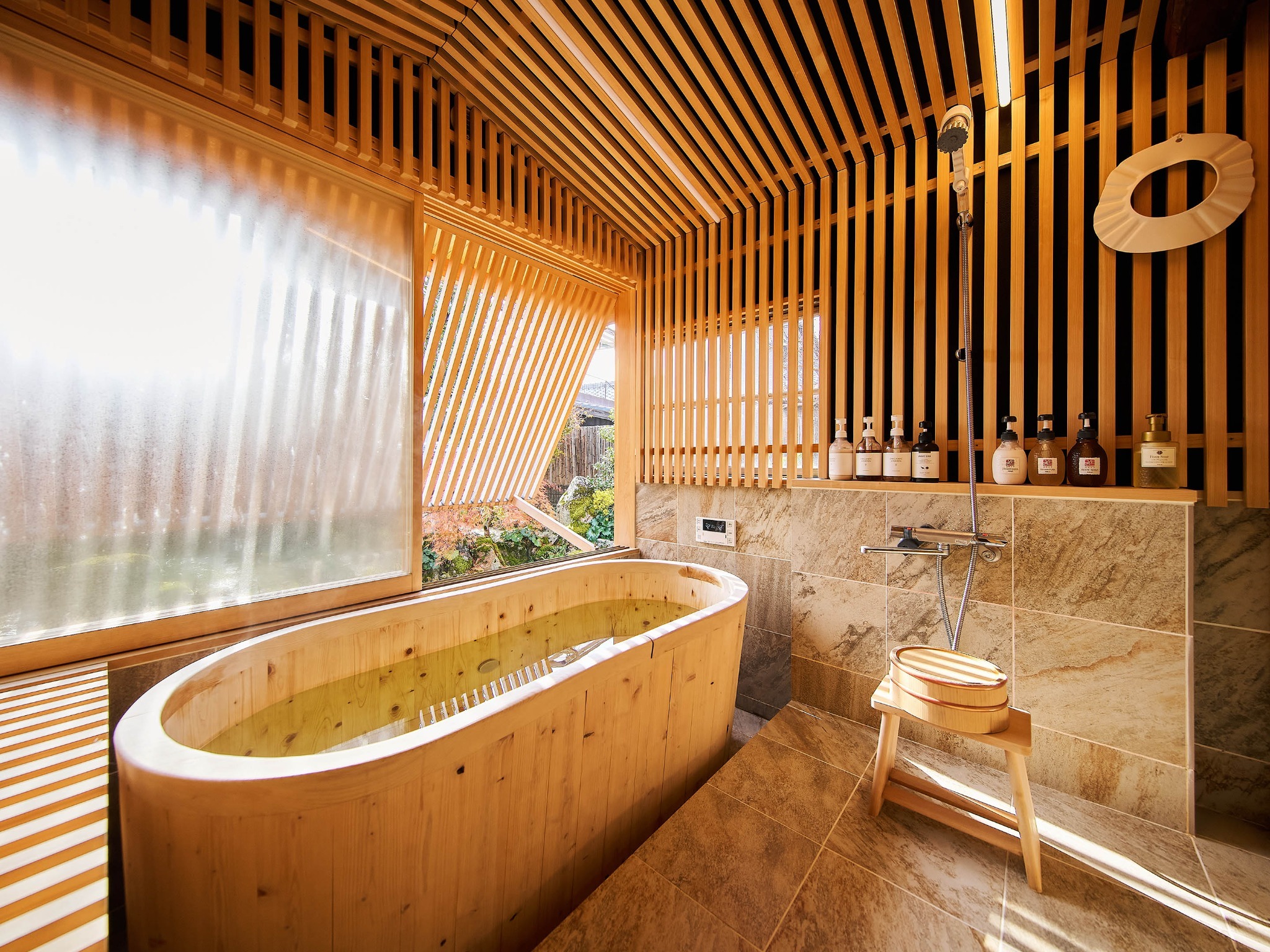 ・【お風呂】ひょうたん型の檜風呂　浴槽はお二人で入れるゆとりのある大きさです