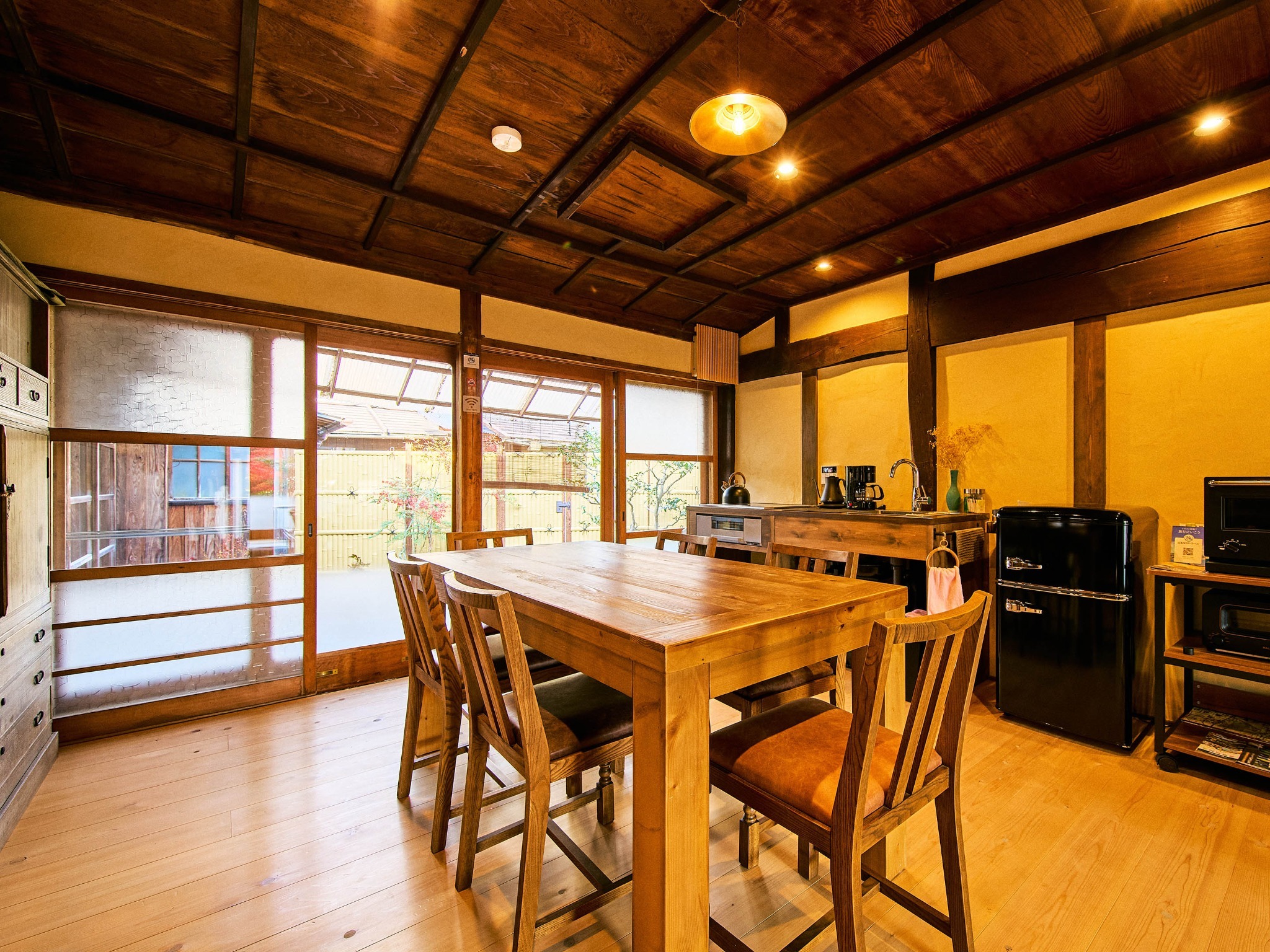 ・【ダイニング】しっかりしたテーブルとミニキッチン　簡単な調理をお楽しみいただけます