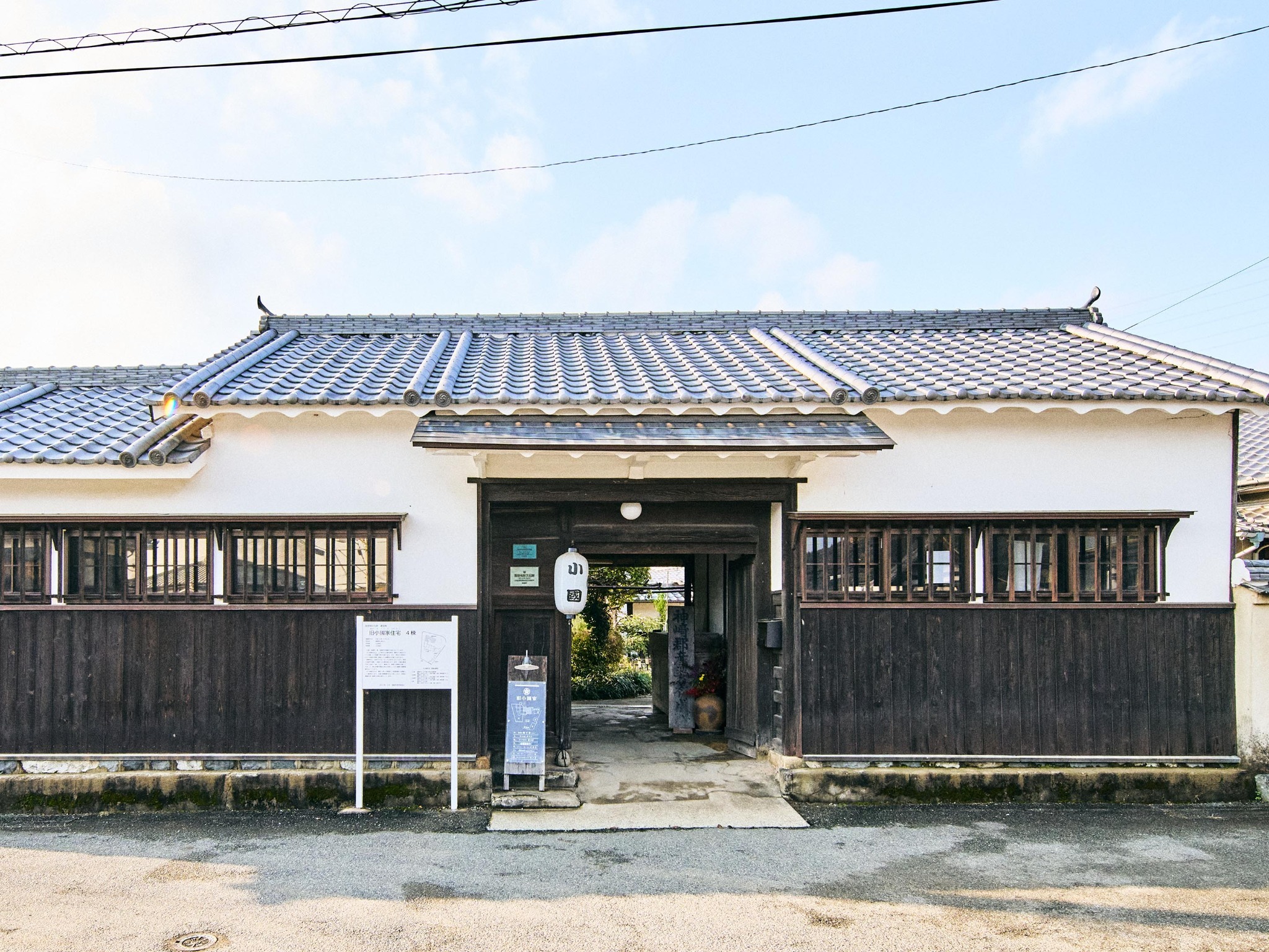 ・【外観】小國の提灯が目を惹く長屋門　門をくぐった先に当施設がございます