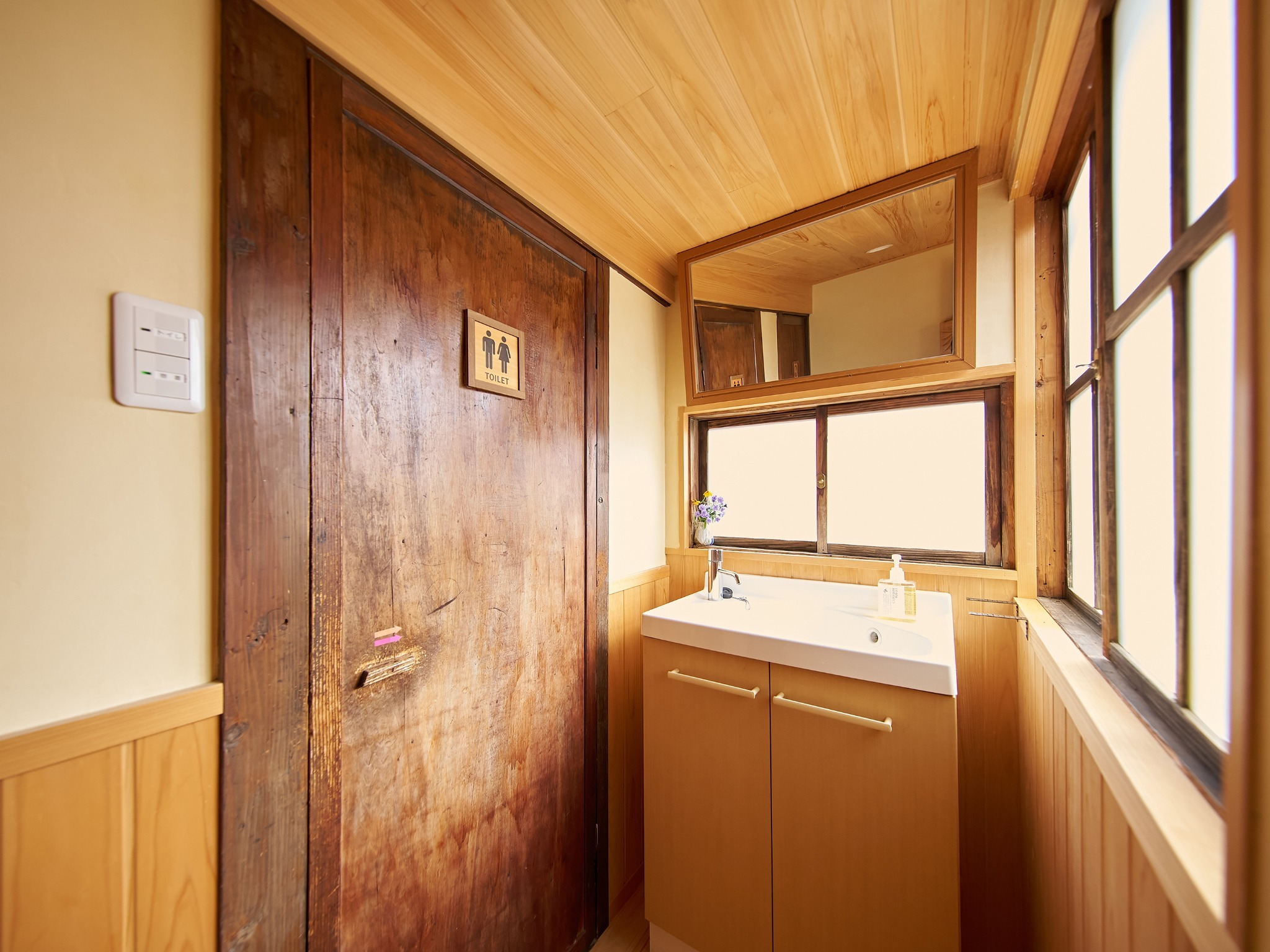 ・【トイレ】木の扉が歴史を感じさせます　清潔な洗面スペースもございます
