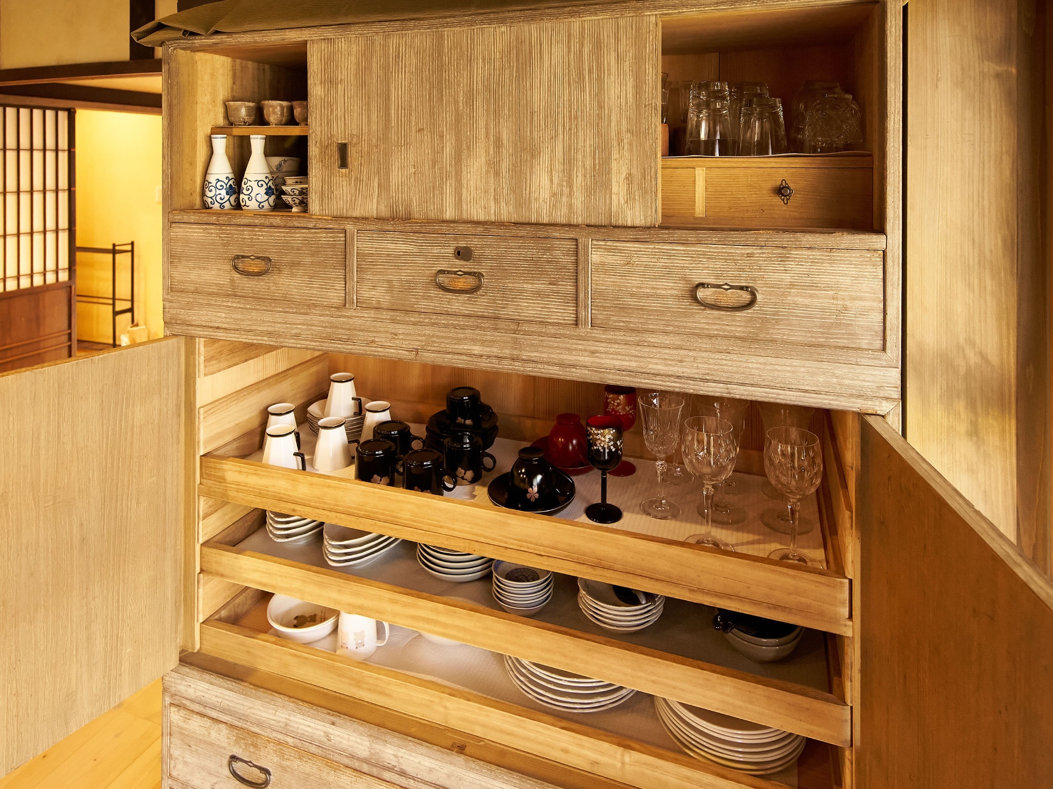 ・【食器類】様々な食器をご用意しております　昔ながらの水屋箪笥が和レトロに色を添えます