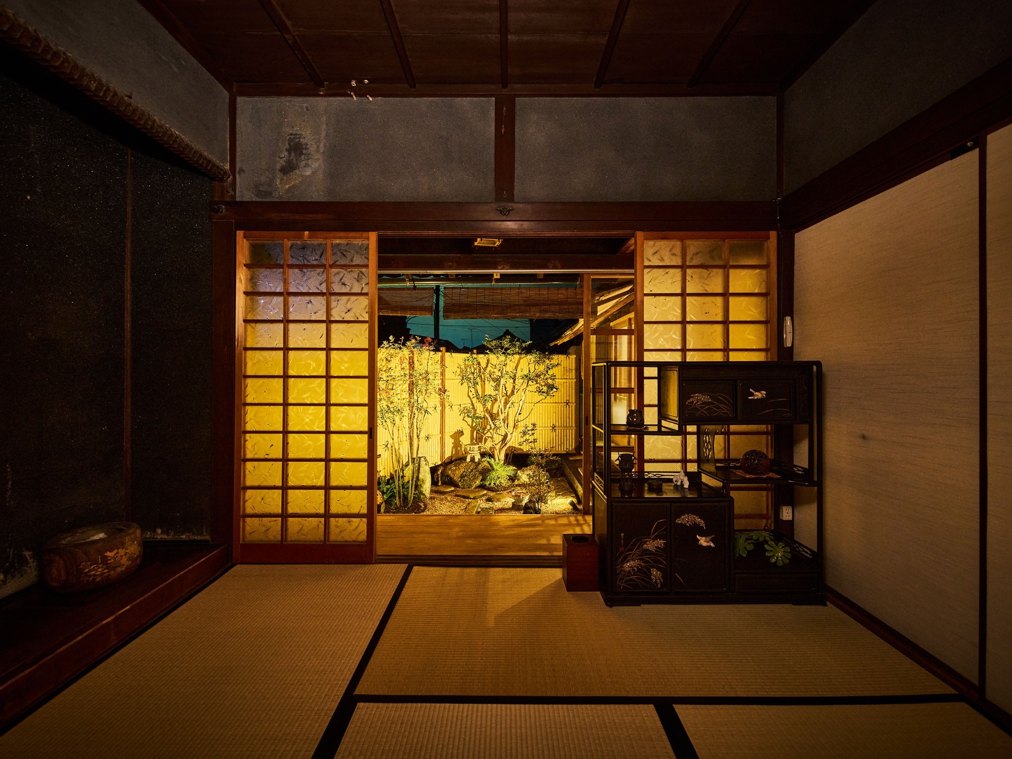・【和室】レトロなガラス戸から漏れる灯り　風情があって日常を忘れさせてくれます