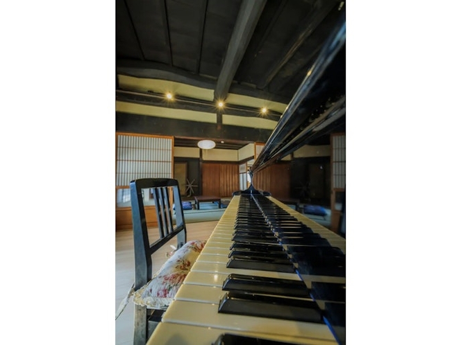 玄関ホールのグランドピアノ