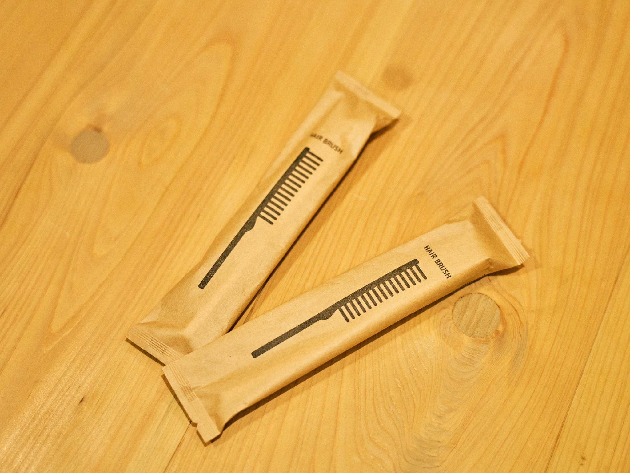 ・【アメニティ】簡易的なヘアブラシをご用意　朝のヘアセット等にご使用ください