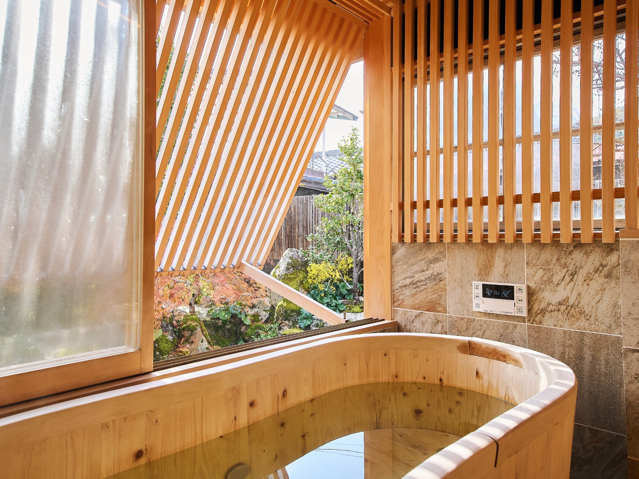 ・【お風呂】大きな窓からは日本庭園を眺められます　贅沢なリラックスタイムをお過ごしください