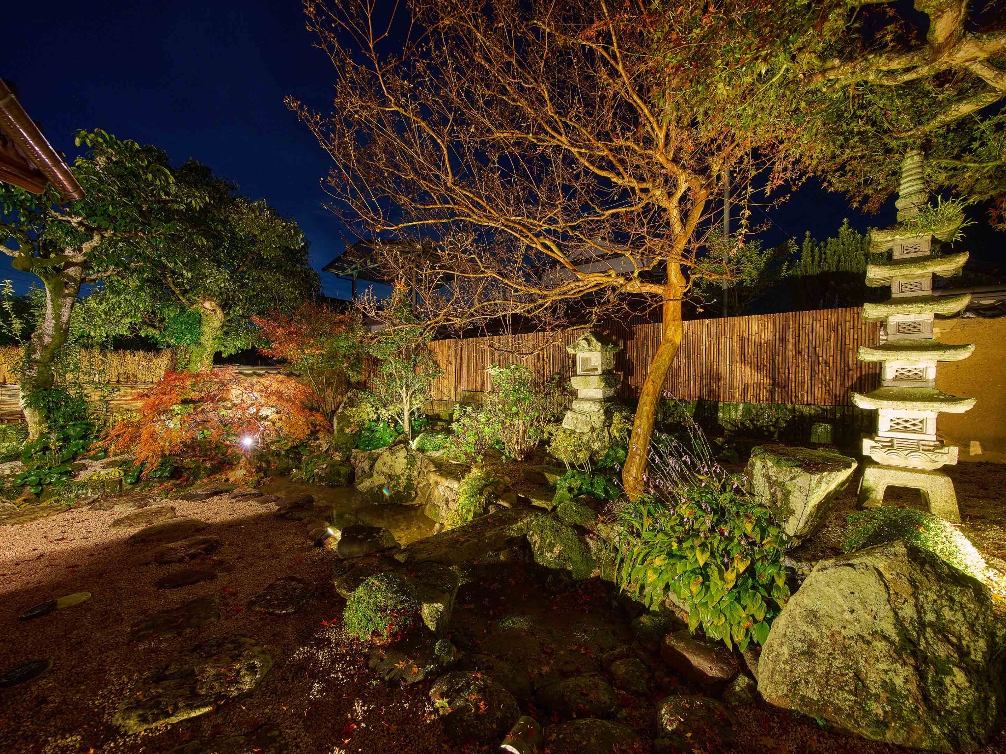 ・【庭園】ライトアップされた庭園　絵画のような美しさに時間を忘れてしまいます