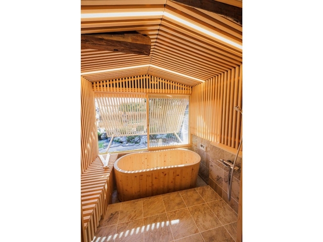 お風呂　縦格子の壁に、瓢箪型の檜風呂！木は全て檜なので香りが最高です。