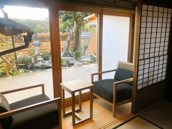 和室8畳　縁側から日本庭園を鑑賞できます。