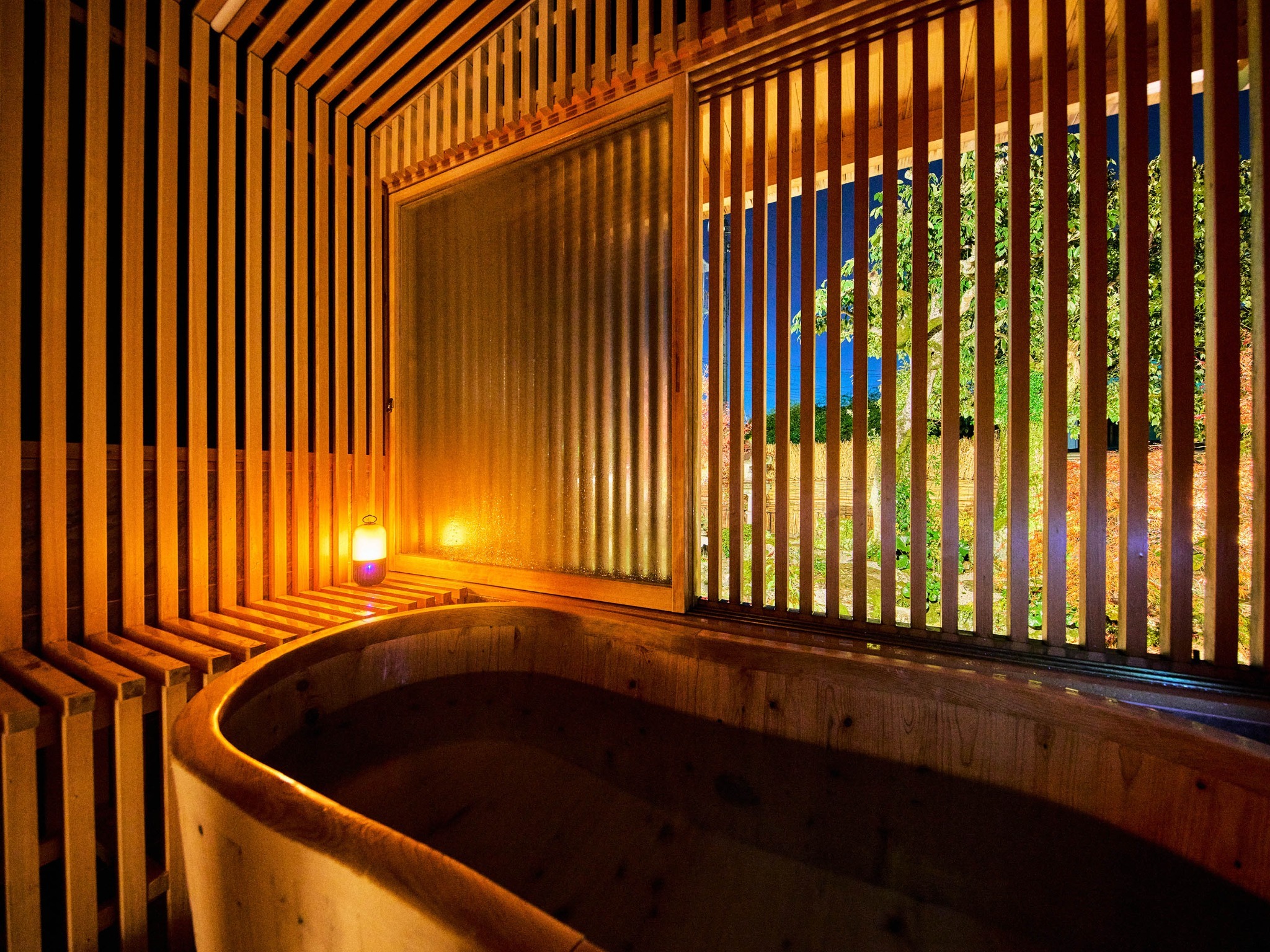 ・【お風呂】夜空と光のバランスが神秘的　まるで芸術作品のようです