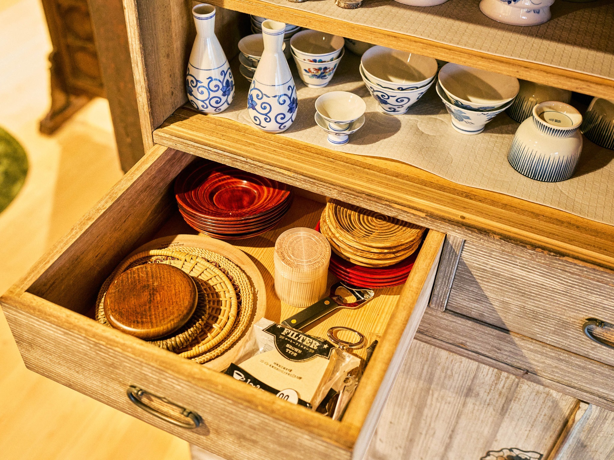 ・【食器類】味のある木のコースターもございます　ティータイムやお食事の時にご利用ください