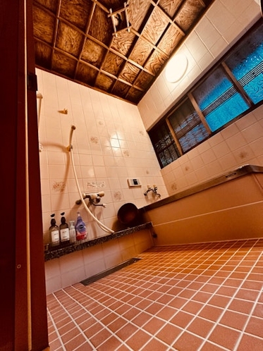 昔ながらのステンレス風呂。天井には杉鶴！（共用）