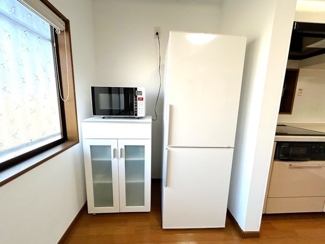 食器棚、冷蔵庫、電子レンジ
