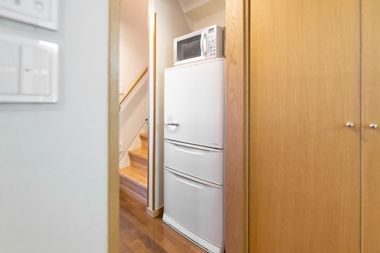 Kitchen（Full fridge, Microwave) キッチン（家庭型冷蔵庫、電子レンジ）