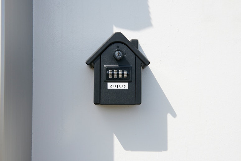 ドアの右側にキーボックスを用意しております。 暗証番号は到着2日前に宿泊者に送付いたします。...