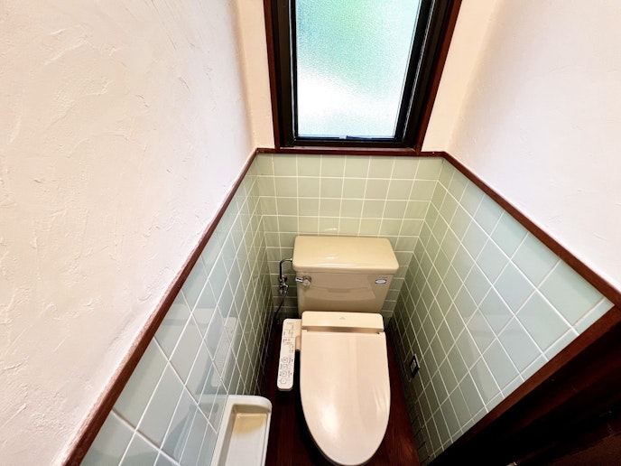 ・【トイレ】温水洗浄便座付トイレ。清潔な空間で快適にご利用いただけます