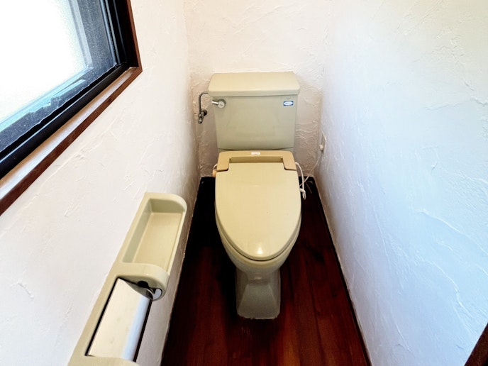 ・【トイレ】窓付きで明るい室内。快適にご使用いただけます