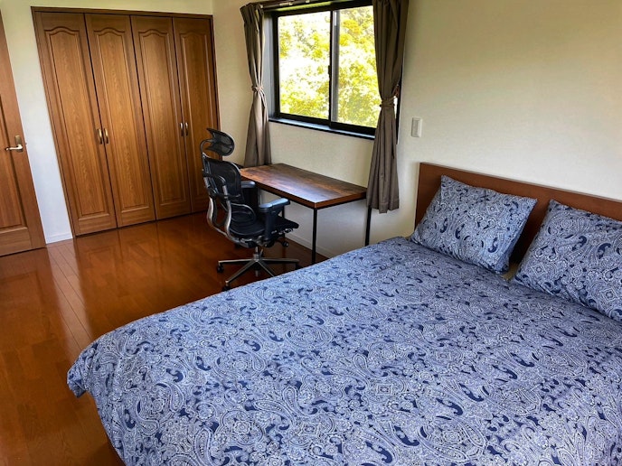 2F Double bedroom with workspace & sea view