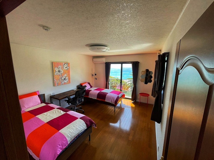 2F Twin bedroom with workspace & balcony