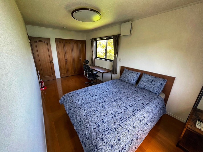 2F Double bedroom with workspace & sea view
