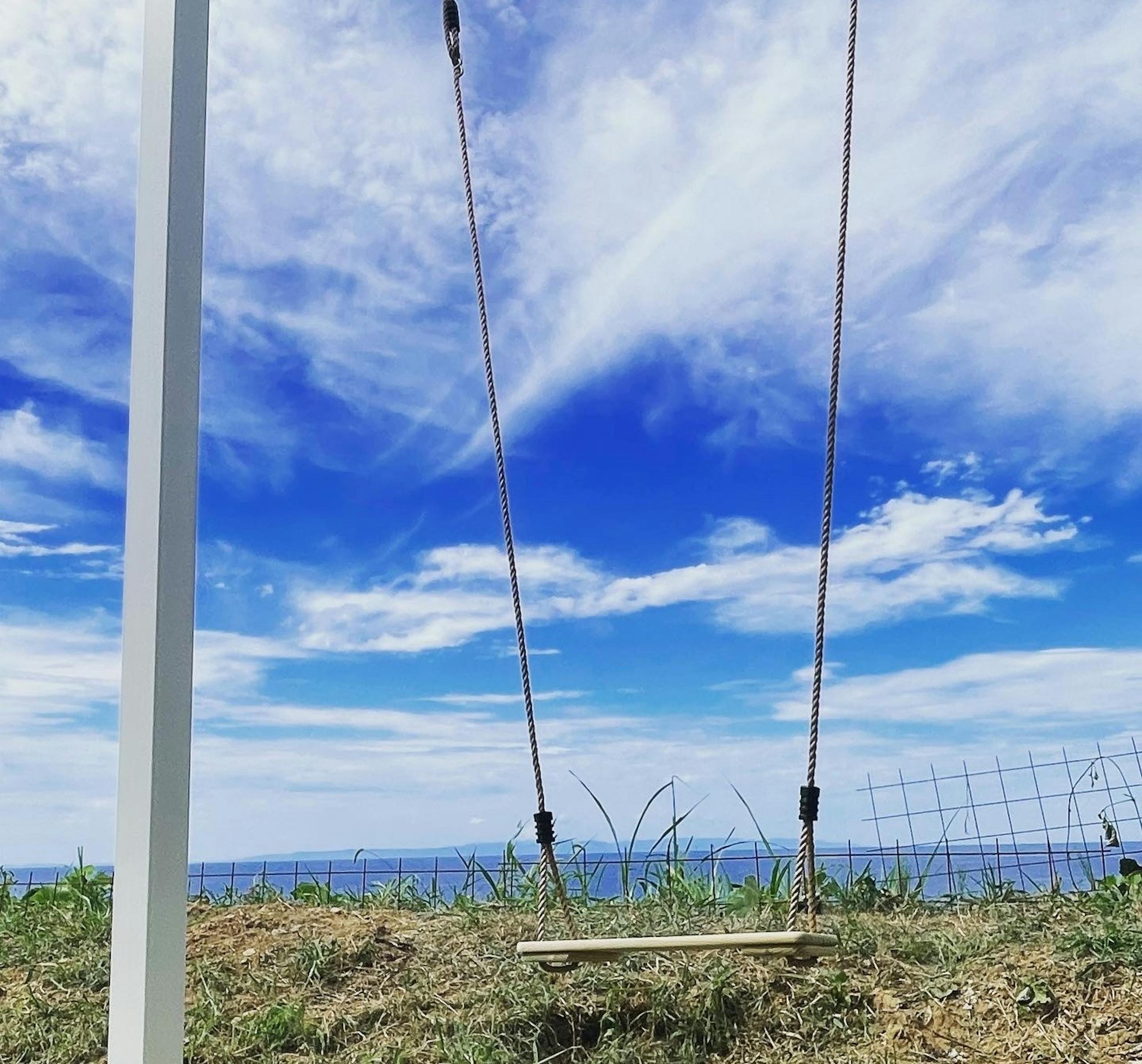 ブランコ 大海原に飛んでいきそうなブランコ。ハイジ乗りは禁止です。（大人の乗り方でお願いします）