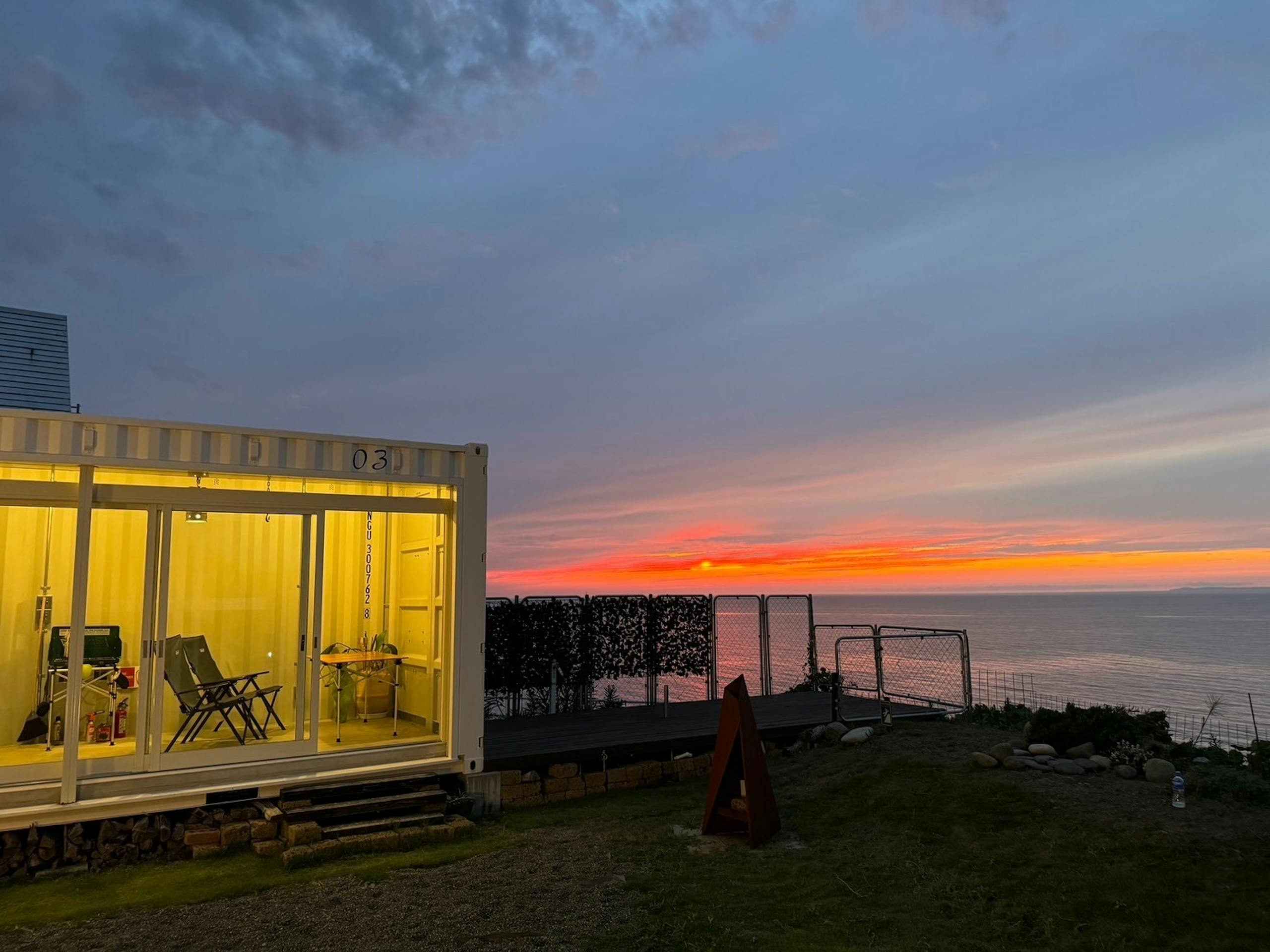 マジックアワーとは、日の出直後と日没直後の数十分間の、空が魔法のように美しい色に変化する時間帯...