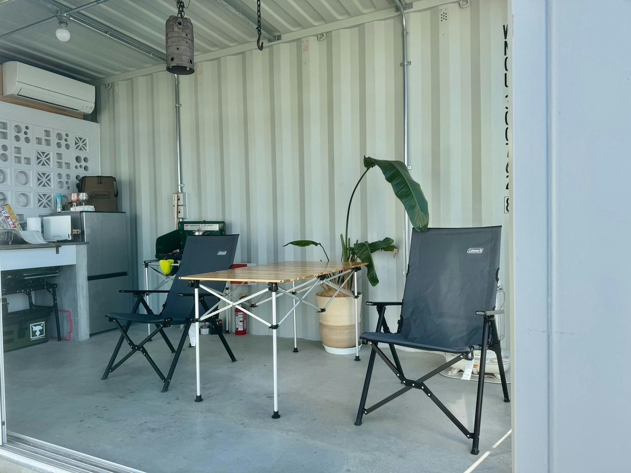 アウトドアキッチンはエアコン、冷蔵庫完備