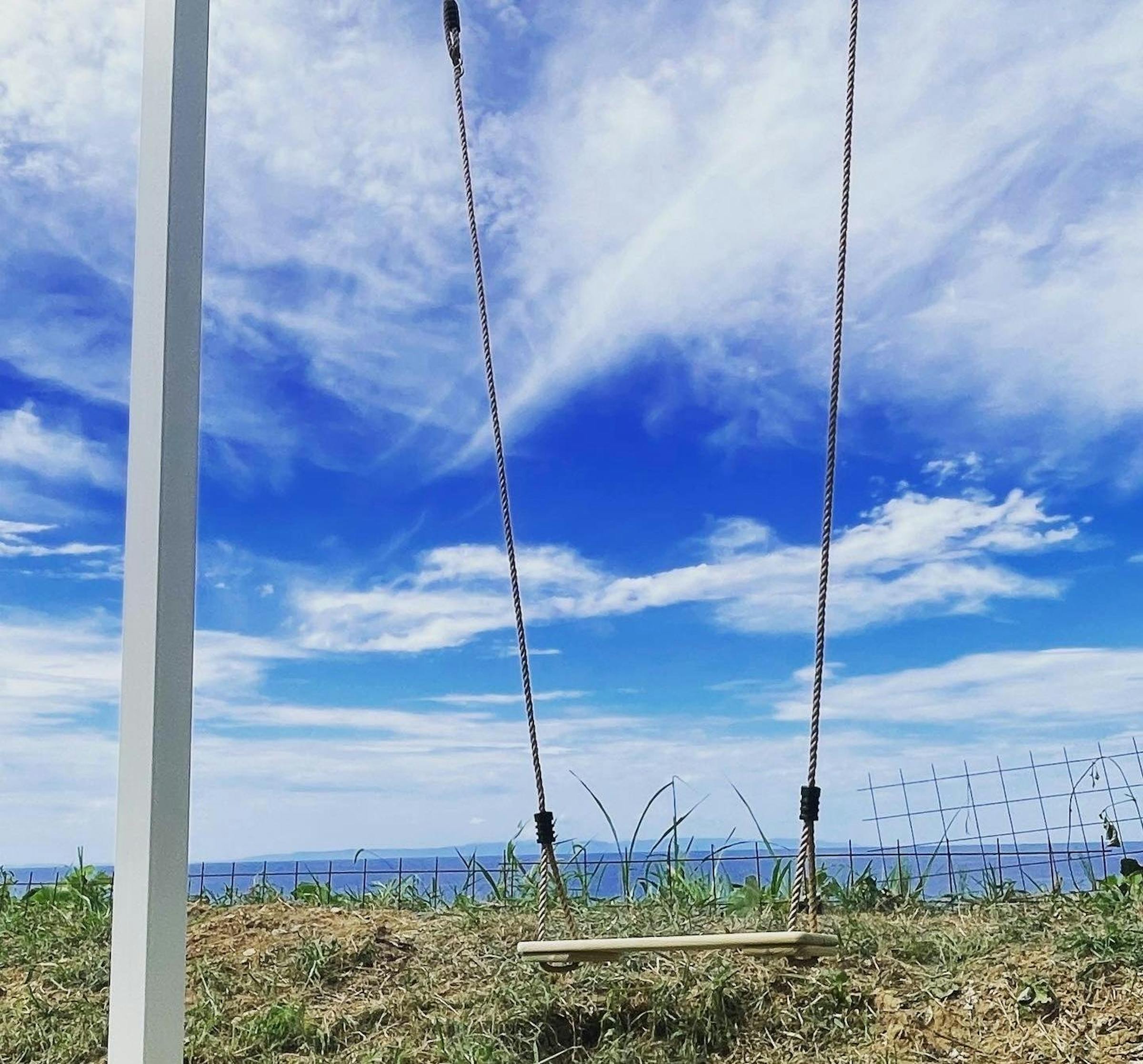 ブランコ 大海原に飛んでいきそうなブランコ。ハイジ乗りは禁止です。(大人の乗り方でお願いします)