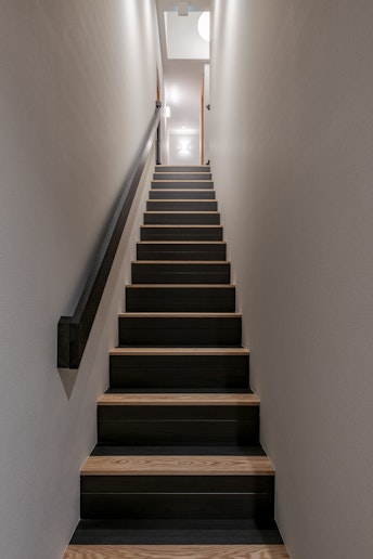 1F階段　ステップも広く、手すりもあるので、お子様やお年寄りの方も安心して上り下りできます。