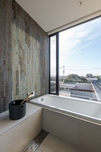 2Fバスルーム　外の景色を眺めながら入浴できます。
