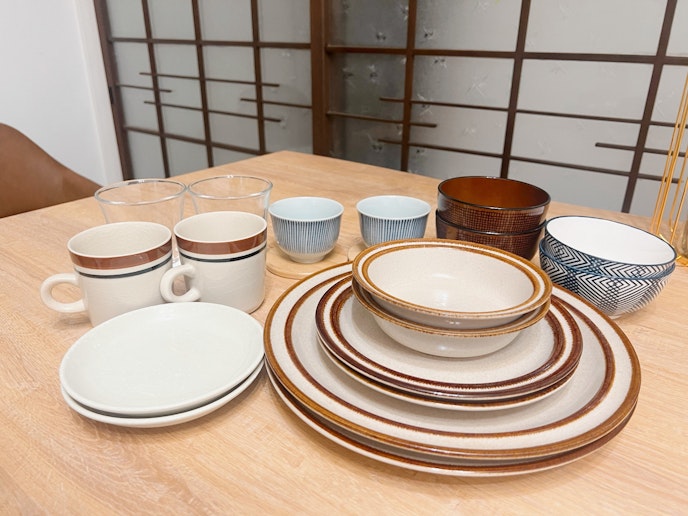 昭和レトロなストーンウェアのお皿を中心にご用意しています。