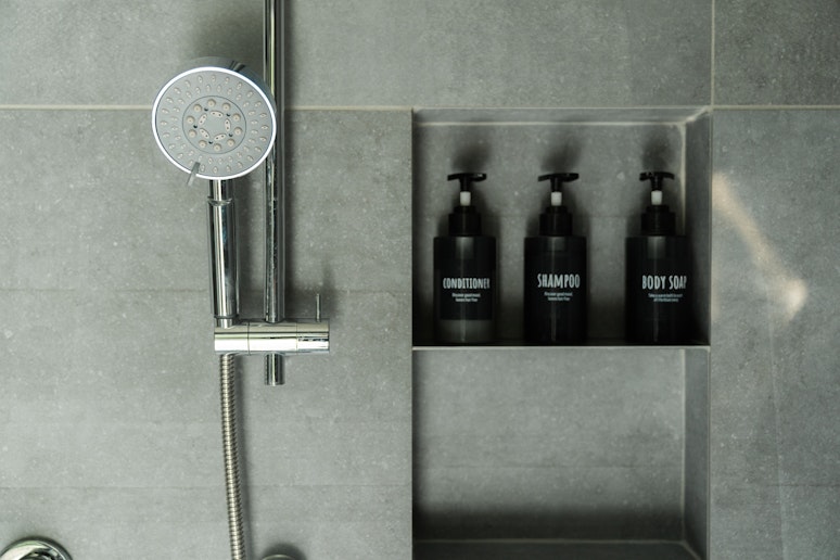 シャワーヘッドはノーマル、マッサージから ミストシャワーまで調整できます。