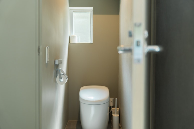 個室のトイレはプライバシーが守られ、 大人数でも安心です。