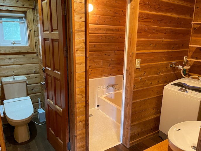 バスルーム、洗面所、トイレも全てウッドインテリアで統一。