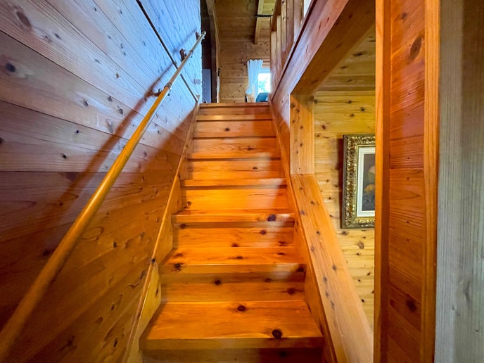 玄関を入って階段を上がりますとリビングダイニングになります。