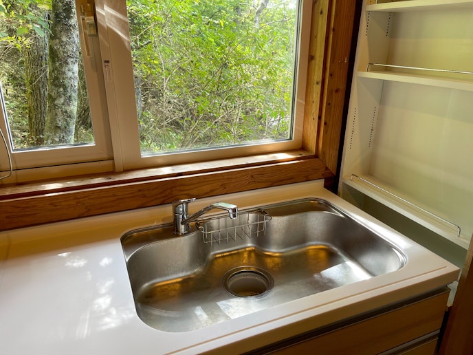 キッチンの窓からも自然が堪能できます。