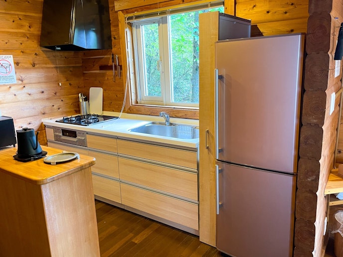 大容量の冷蔵庫付きのキッチン