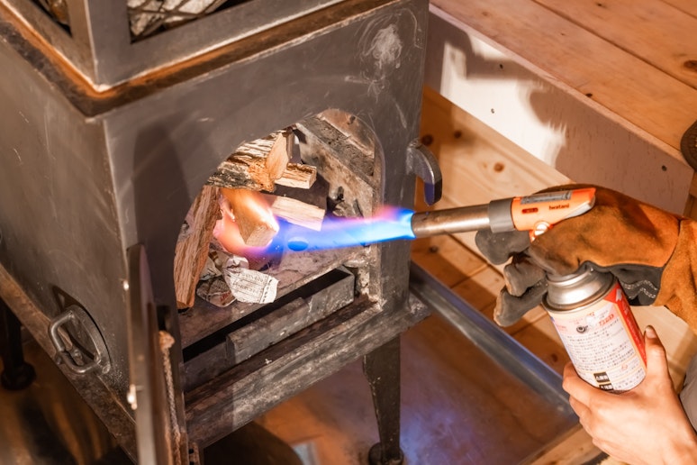 〈サウナ〉薪をくべ、火を灯してご自身で温度を調整いただけます。初めての方でも安心のマニュアル付き