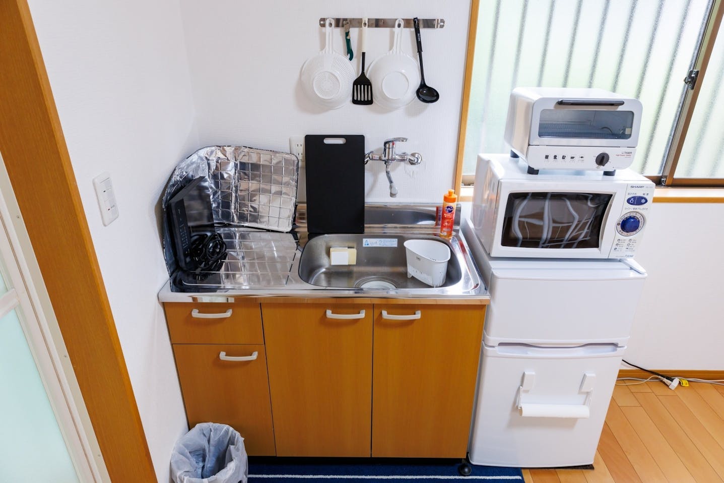 キッチン周辺です。冷蔵庫・電子レンジ・オーブントースター・IHクッキングヒーター等を揃えております。