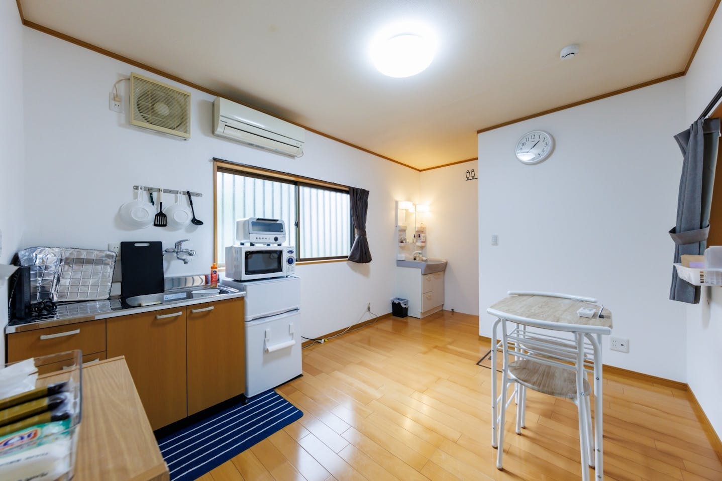 中庭を通り、シャワー・キッチン・トイレがある部屋です。もちろんドアには鍵がかけられます。