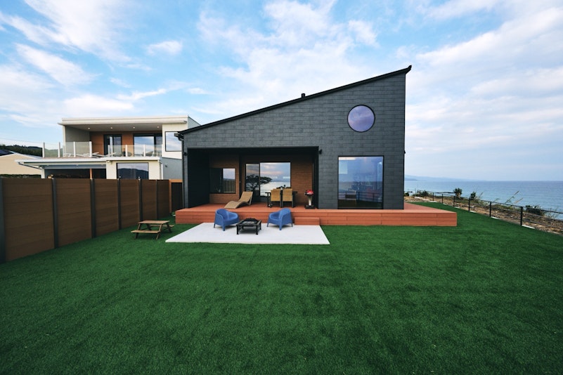 【Y1】屋外には155平米ものスペースに芝生を敷き詰め、お子様も楽しむことができます。