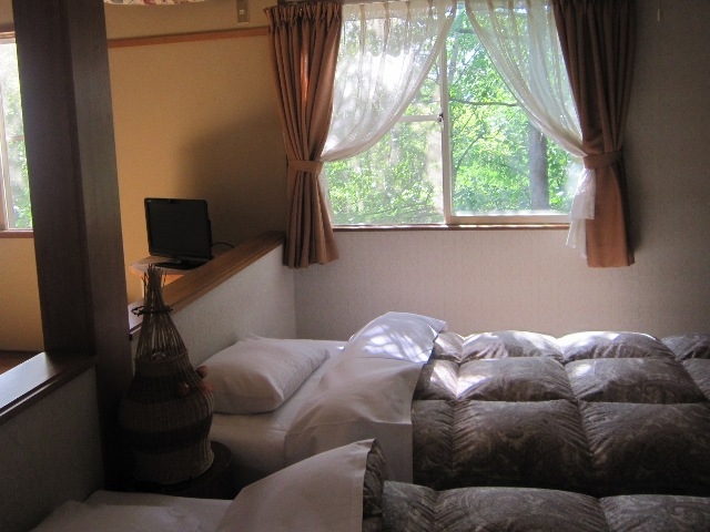 和室6畳・寝室ツイン窓の外の外は緑景色　　　