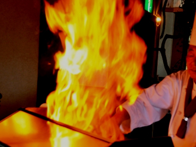 メーンのアップル牛ステーキ・お客様の前で炎を上げて焼きあがり