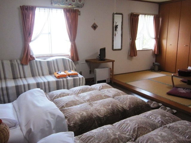 和室4畳、寝室はツイン、村の夜景がすばらしい、和洋室
