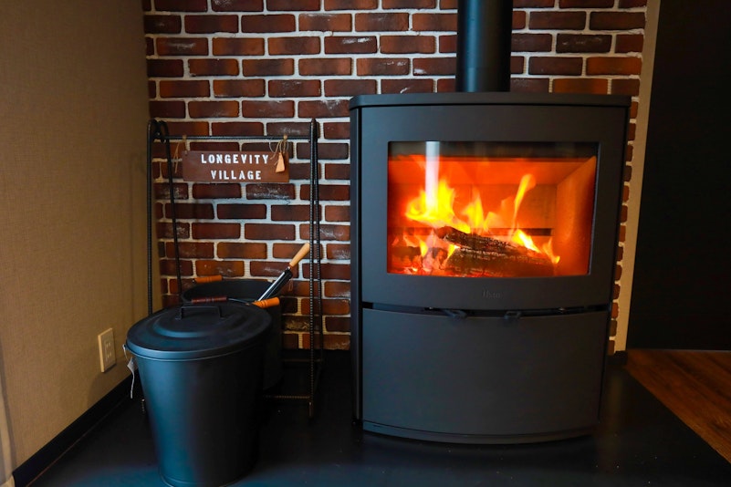 暖炉が心地よい暖かさを提供します