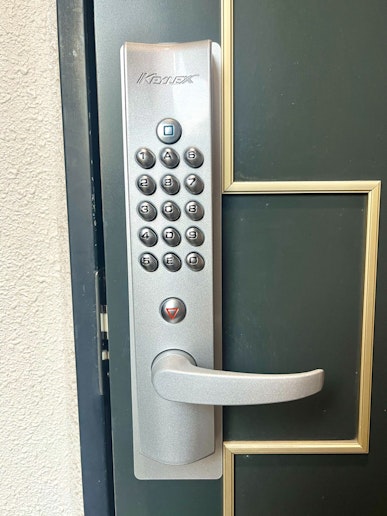 入室は暗証番号を押して頂きます