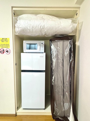 冷蔵庫　電子レンジ　ソファベッド用寝具あります