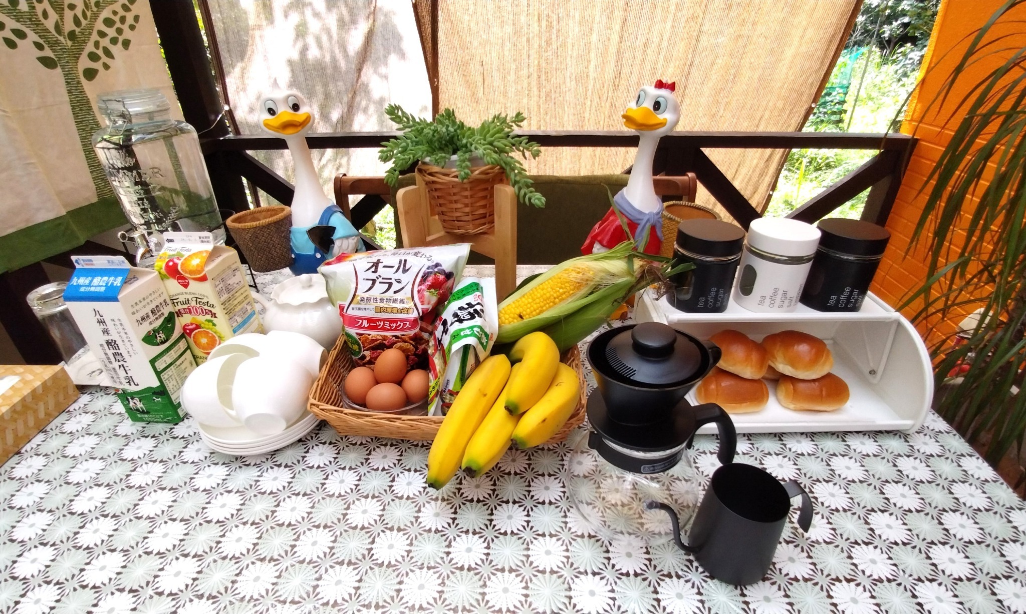 無料の朝食用の食材を常備しています。牛乳、ジュース、バナナ、コーヒー(豆)、卵、パン、米、シリアルな