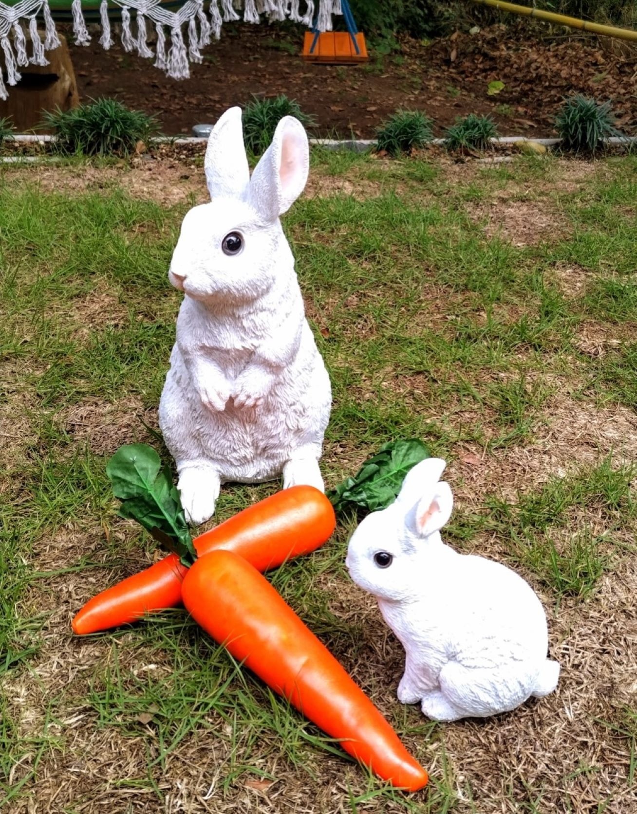 芝生のウサギ（置物）